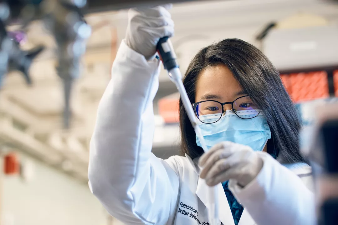 MIRI Research Assistant, Francesca Carasi-Schwartz, working in Tupper Research Building lab. 